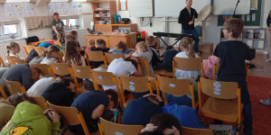 Hudební výchova za oponou - 1743873524_1000012124.jpg
