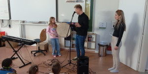 Hudební výchova za oponou - 1743873668_1000012144.jpg